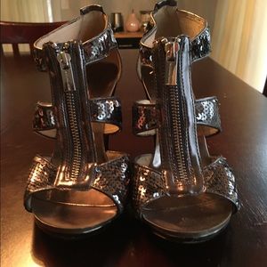 Michael Kors Berkley T-strap Sandals Size 8